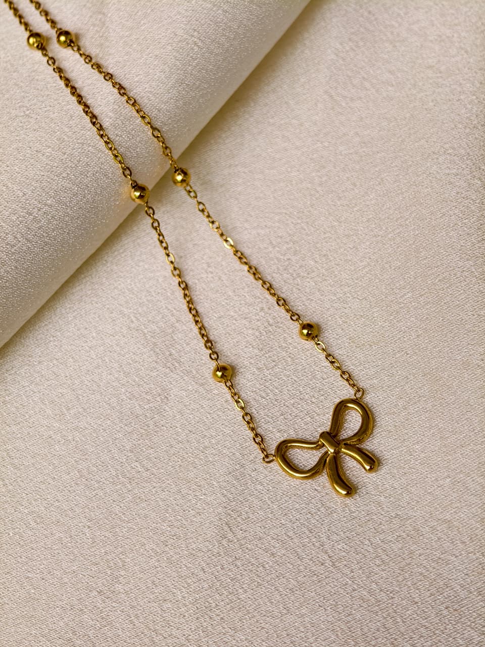 Eternal kiss bow necklace